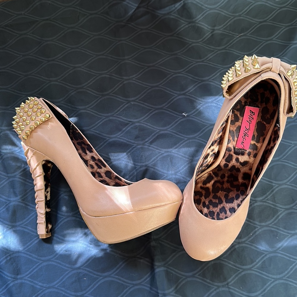 Heels - Picture 2 of 4
